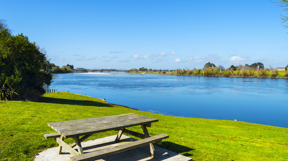Clutha River Bank, Balclutha Adobestock 475223805