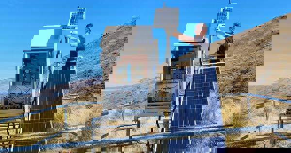 Installing a rain gauge measuring rainfall in real-time in the Rock and Pillar Ranges area